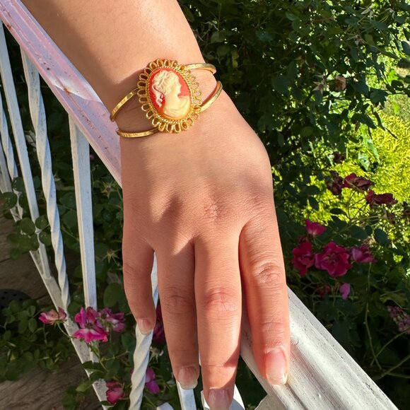 Vintage Cameo Clamper Bracelet Elegant Light - Picture 3 of 11